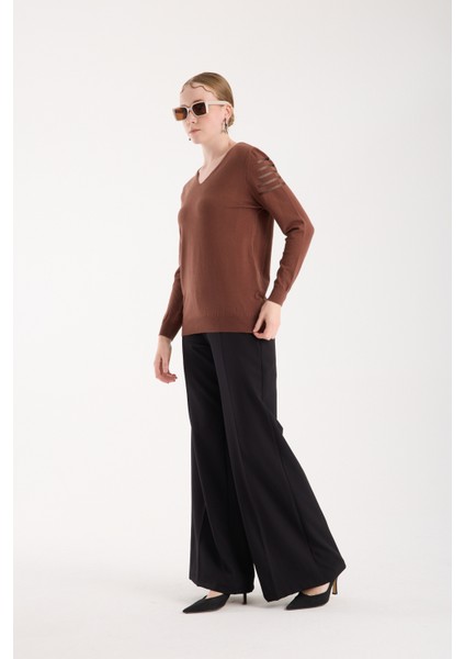 Kadın Kahve Simli Kumaş Detaylı V Yaka Triko Bluz
