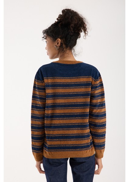 Kadın Laci-Taba Çizgili Çapraz Kontrast Dikiş Detaylı Şönil Kadife Triko Kazak indirimleri