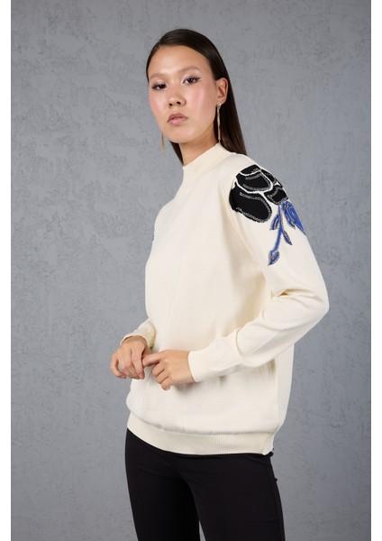 Kadın Ekru Elit Viskon Kumaş Taş Detaylı Omuzlar Yarım Balıkçı Yaka Triko Bluz