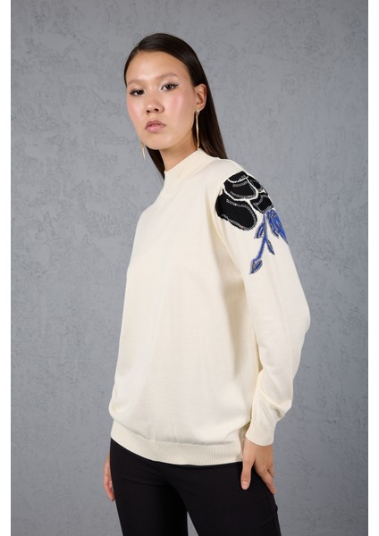 Kadın Ekru Elit Viskon Kumaş Taş Detaylı Omuzlar Yarım Balıkçı Yaka Triko Bluz fırsatları