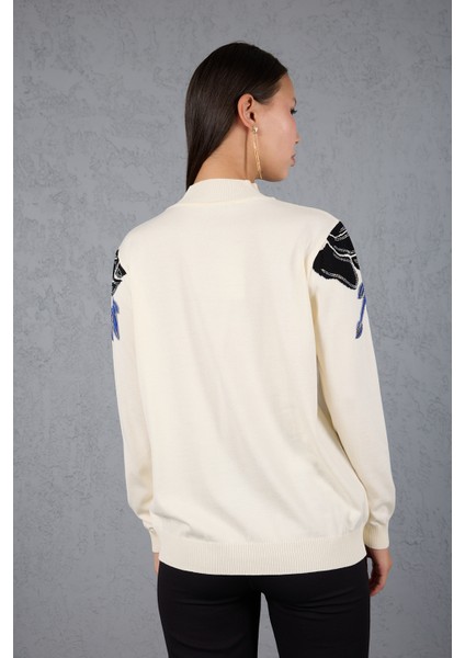 Kadın Ekru Elit Viskon Kumaş Taş Detaylı Omuzlar Yarım Balıkçı Yaka Triko Bluz indirimleri