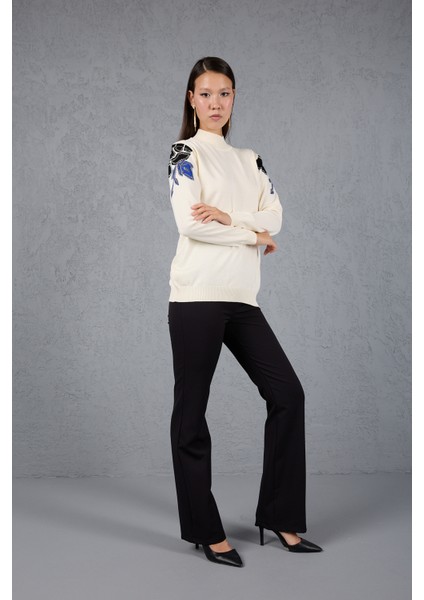 Kadın Ekru Elit Viskon Kumaş Taş Detaylı Omuzlar Yarım Balıkçı Yaka Triko Bluz