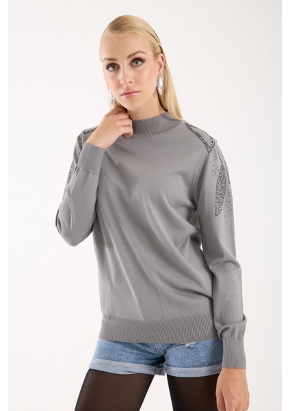 Kadın Gri Elit Viskon Kumaş Taş Detaylı Omuzlar Yarım Balıkçı Yaka Triko Bluz