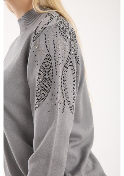 Kadın Gri Elit Viskon Kumaş Taş Detaylı Omuzlar Yarım Balıkçı Yaka Triko Bluz modelleri