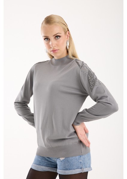 Kadın Gri Elit Viskon Kumaş Taş Detaylı Omuzlar Yarım Balıkçı Yaka Triko Bluz fırsatları