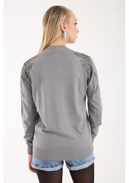 Kadın Gri Elit Viskon Kumaş Taş Detaylı Omuzlar Yarım Balıkçı Yaka Triko Bluz indirimleri