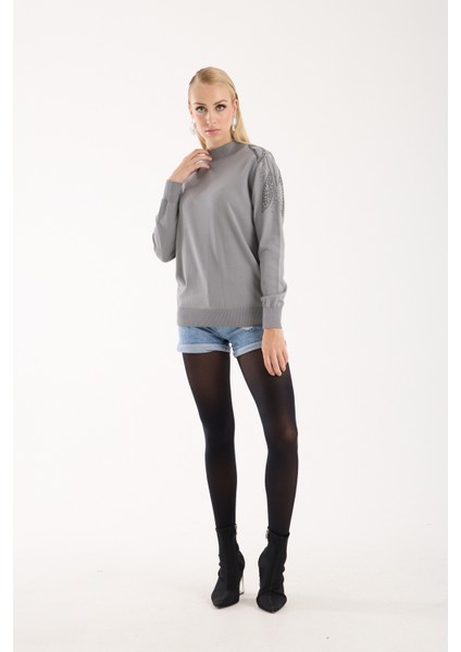 Kadın Gri Elit Viskon Kumaş Taş Detaylı Omuzlar Yarım Balıkçı Yaka Triko Bluz