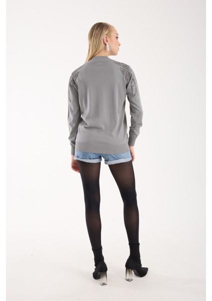 Kadın Gri Elit Viskon Kumaş Taş Detaylı Omuzlar Yarım Balıkçı Yaka Triko Bluz