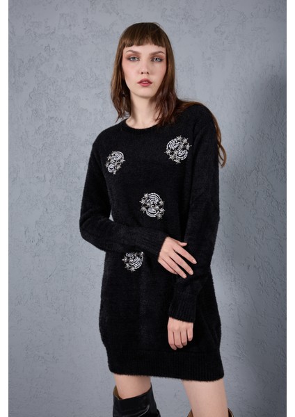Kadın Siyah Sakal Iplik Boncuk Nakışlı Bisiklet Yaka Triko Kazak