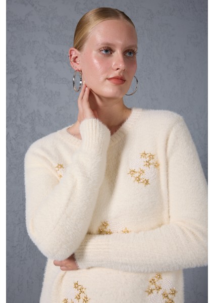Kadın Ekru Sakal Iplik Boncuk Nakışlı Bisiklet Yaka Triko Kazak