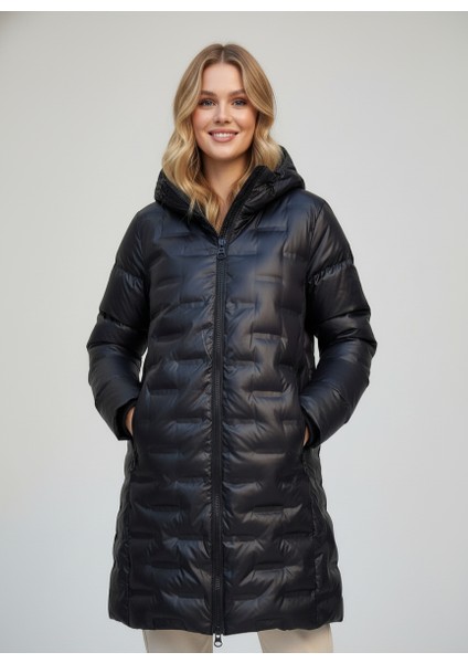 Kadın Kapüşonlu Uzun Şişme Siyah Mont | Fermuarlı Cep Detaylı – Elyaf Dolgulu– 85 cm