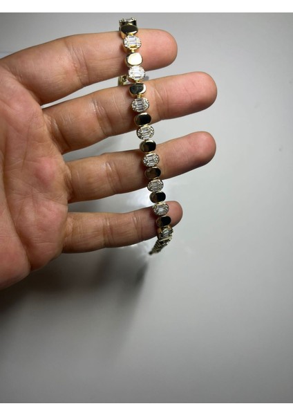 Oval Form Zirkon Taş Detaylı Gold Kaplama Kadın Bileklik – Şık ve Işıltılı Tasarım fiyatları