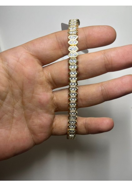 Dikdörtgen Form Zirkon Taş Detaylı Gold Kaplama Kadın Bileklik – Lüks ve Işıltılı Tasarım