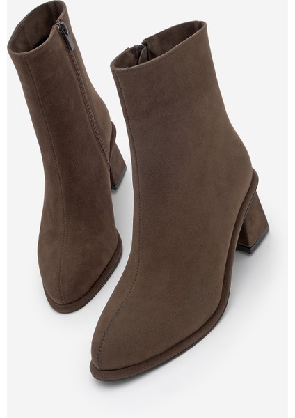 Kadın Sivrii Burun Acı Kahve Arkadan Fermuarlı Dikiş Detaylı Kalın Topuklu Bot Atirya Kahve Süet