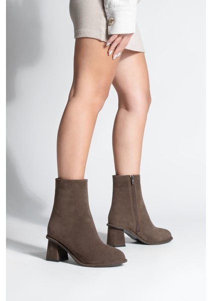 Kadın Sivrii Burun Acı Kahve Arkadan Fermuarlı Dikiş Detaylı Kalın Topuklu Bot Atirya Kahve Süet fırsatları
