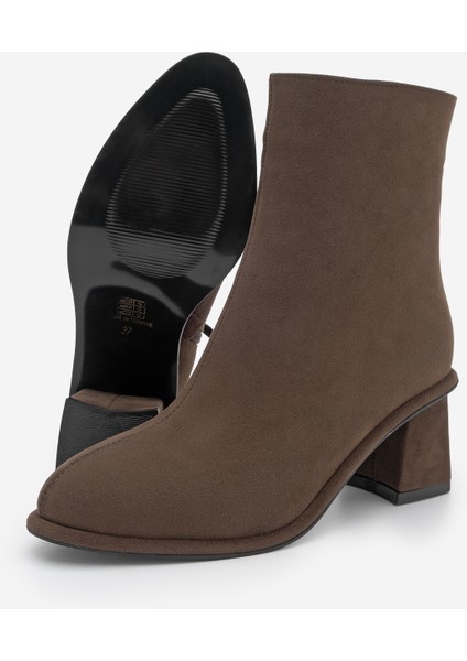 Kadın Sivrii Burun Acı Kahve Arkadan Fermuarlı Dikiş Detaylı Kalın Topuklu Bot Atirya Kahve Süet