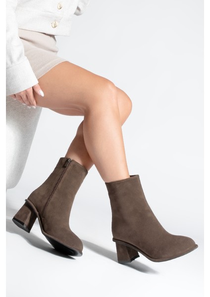 Kadın Sivrii Burun Acı Kahve Arkadan Fermuarlı Dikiş Detaylı Kalın Topuklu Bot Atirya Kahve Süet