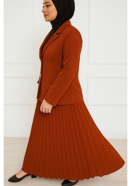 Iki Düğmeli Ceketli Piliseli Etekli Takım