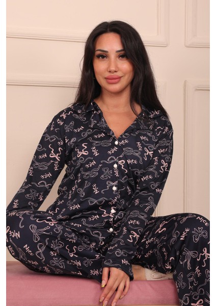Kadın Fiyonk ve Nice Slogan Desenli Önü Düğmeli Uzun Kol Altı Uzun Milan Kumaş Pijama Takımı fiyatları