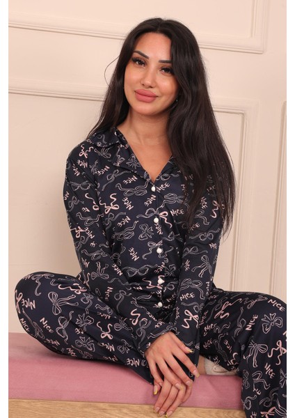 Kadın Fiyonk ve Nice Slogan Desenli Önü Düğmeli Uzun Kol Altı Uzun Milan Kumaş Pijama Takımı fırsatları