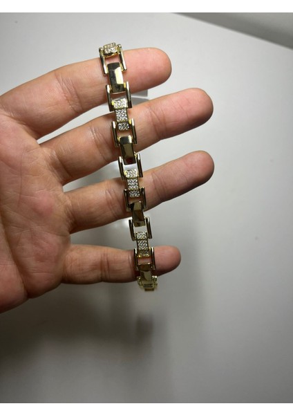 Kare Form Zirkon Taş Detaylı Gold Kaplama Kadın Bileklik – Modern ve Zarif Tasarım