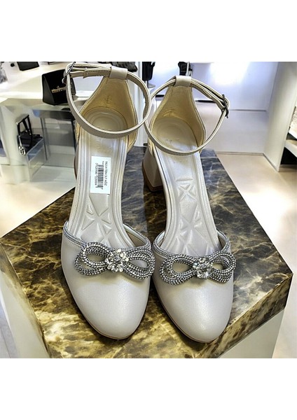 Kısa 5 cm Kalın Topuklu Önü Kapalı Bilekten Bağlı Taşlı Bayan Ayakkabı fırsatları