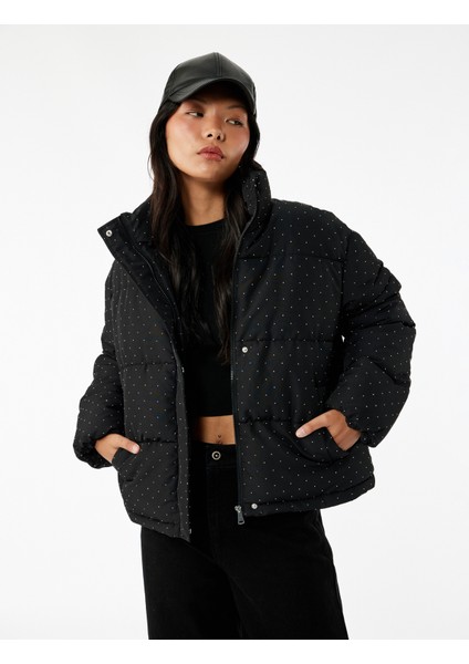 Dik Yaka Fermuarlı Cep Detaylı Taşlı Şişme Mont