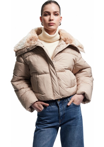 Uzun Kollu Cepli Fermuarlı Su Itici Suni Kürk Yaka Detaylı Kısa Şişme Mont