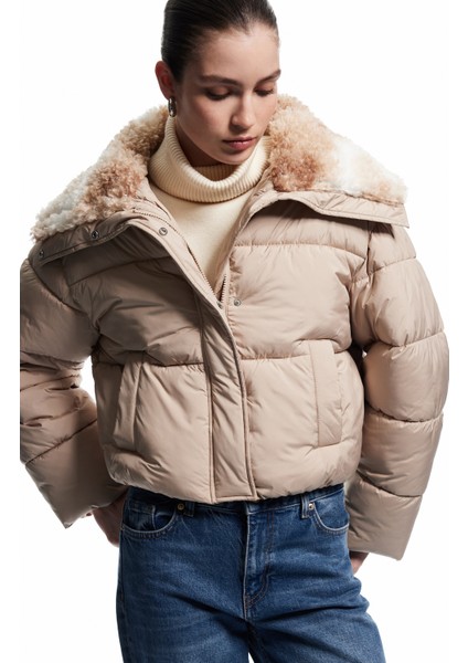 Uzun Kollu Cepli Fermuarlı Su Itici Suni Kürk Yaka Detaylı Kısa Şişme Mont fiyatları