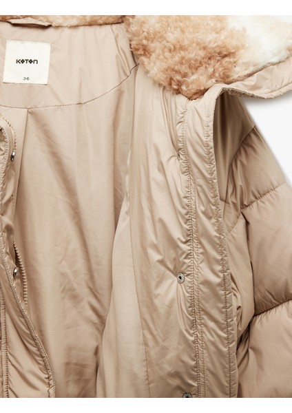 Uzun Kollu Cepli Fermuarlı Su Itici Suni Kürk Yaka Detaylı Kısa Şişme Mont