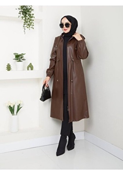 kadın kapüşonlu fermuarlı belden bağlamalı kahverengi suni deri trenç modelleri