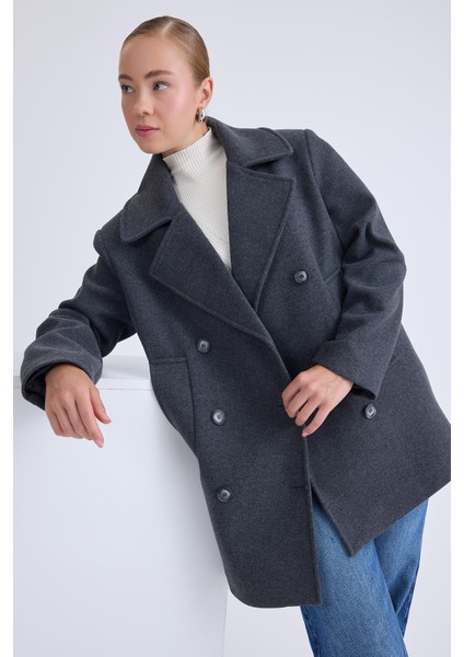 Düğmeli Büyük Cepli Kısa Kaşe Kaban