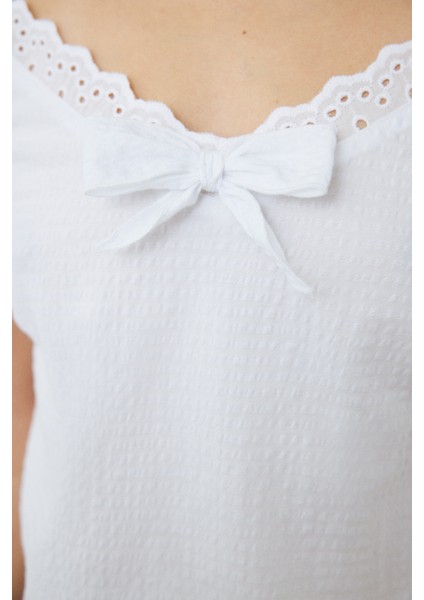 Optik Beyaz Alia Dantelli V Yaka Pamuklu Ayarlanabilir Askılı Şortlu Pijama Takımı