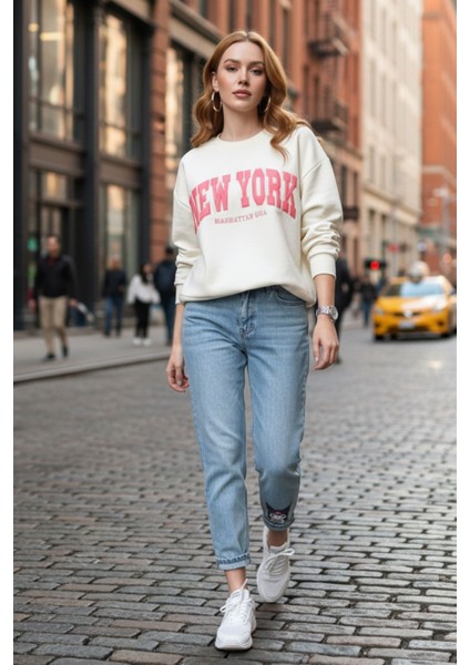 Kadın Ekru New York Baskılı Bisiklet Yaka Uzun Kollu Oversize Pamuklu Sweatshirt - Kadın Sweatshirt indirimleri