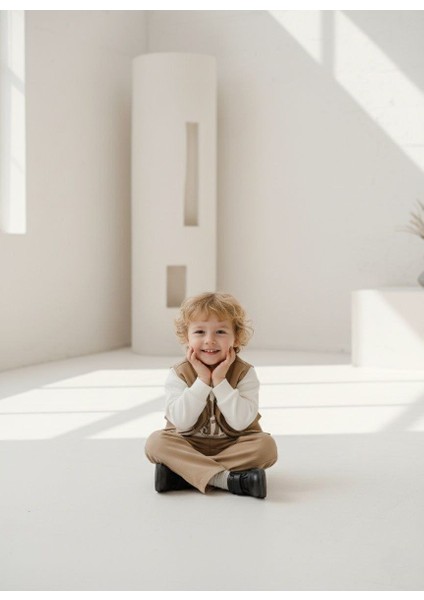 Erkek Çocuk Kapitone Görünümlü Yelekli Takım | Bej Pantolon ve Sweat Üçlü Set I Erkek Çocuk Takım fiyatları