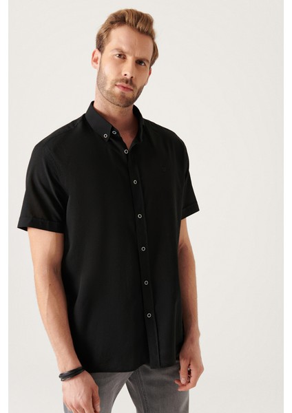Erkek Siyah Düğmeli Yaka Pamuk İnce Kısa Kol Regular Fit Gömlek E002210