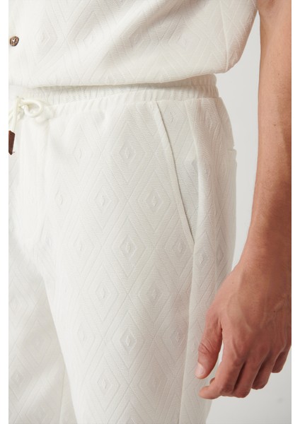 Erkek Beyaz Yandan Cepli Baklava Motifli Jakarlı Regular Fit Şort A41Y3640