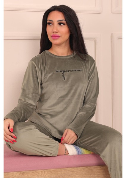 Kadın Sloganlı Uzun Kollu Paçası Manşetli Kadife Pijama Takımı fırsatları