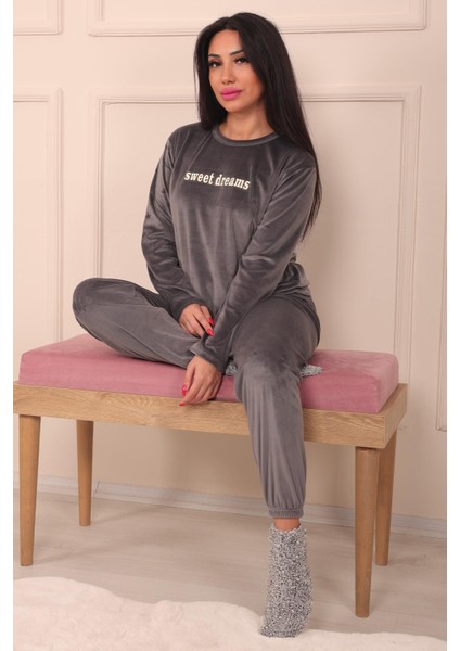 Kadın Sloganlı Uzun Kollu Paçası Manşetli Kadife Pijama Takımı fırsatları