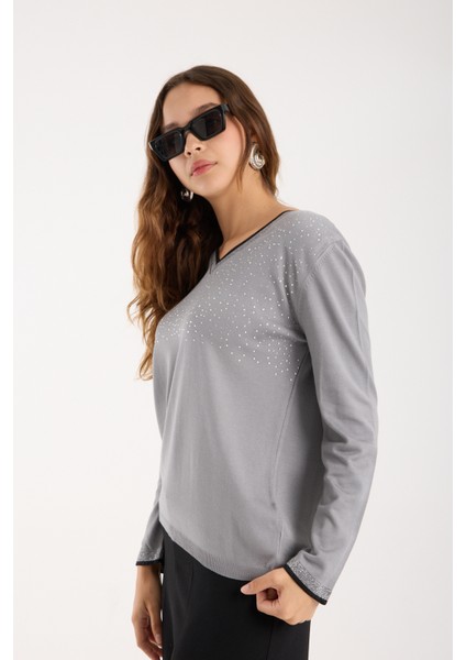 Kadın Gri Viskon Kumaş Taş Detaylı Kontrast Sim Biyeli V Yaka Triko Bluz fiyatları