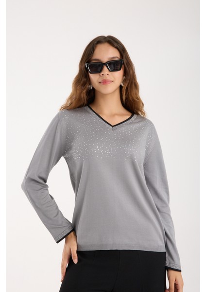 Kadın Gri Viskon Kumaş Taş Detaylı Kontrast Sim Biyeli V Yaka Triko Bluz fırsatları