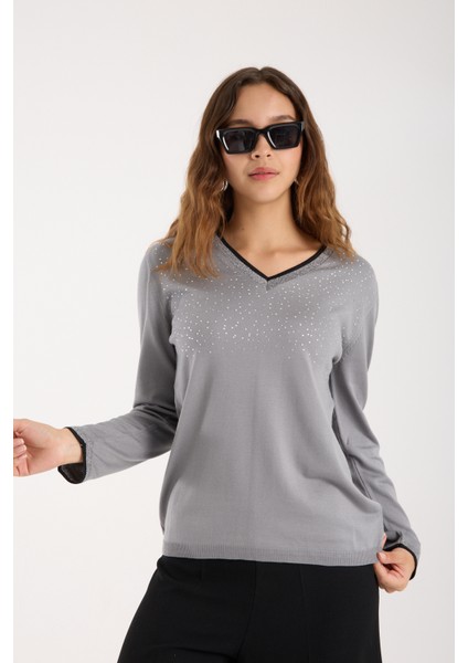 Kadın Gri Viskon Kumaş Taş Detaylı Kontrast Sim Biyeli V Yaka Triko Bluz indirimleri