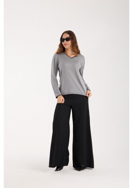 Kadın Gri Viskon Kumaş Taş Detaylı Kontrast Sim Biyeli V Yaka Triko Bluz