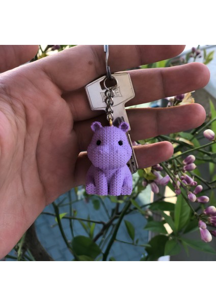 Hipopotam Anahtarlık – Eflatun Örgü Desenli Figür | Sevimli Aksesuar | Amigurumi Tarzı Çanta Süsü fiyatları