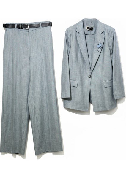 Kadın Takım Elbise Kemerli Düğmeli Ceket ve Geniş Paça Pantolon Model