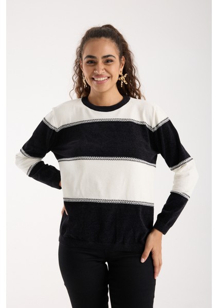 Kadın Siyah-Beyaz Iki Renkli Çapraz Kontrast Dikiş Detaylı Şönil Kadife Triko Bluz