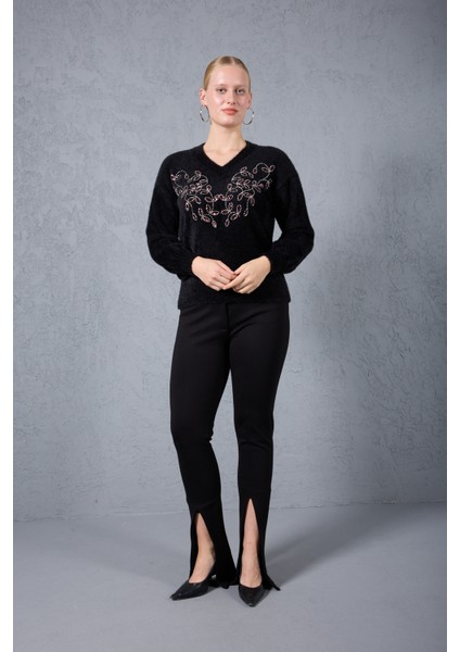 Kadın Siyah Sakal Iplik Önü Boncuk Nakışlı Balon Kollu V Yaka Triko Kazak