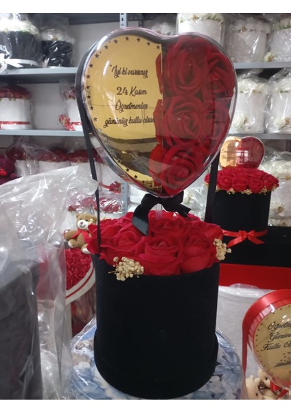 Öğretmenler Günü Kırmızı Güllerle Kalp Çiçek Kutusu | 24 Kasım | Öğretmene Hediye | fiyatları