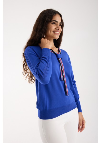 Kadın Saks Mavisi Elit Viskon Kumaş Kontrast Şeritli Bisiklet Yaka Triko Bluz fiyatları