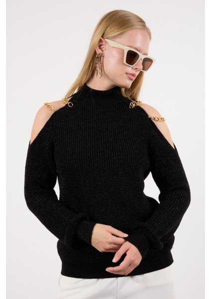 Kadın Siyah Zincir Detaylı Omuz Dekolteli Yarım Balıkçı Yaka Simli Triko Kazak
